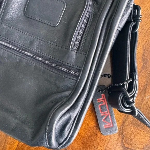 RARE! TUMI black Napa leather crossbody bag w/adjustable shoulder strap. - Picture 3 of 9